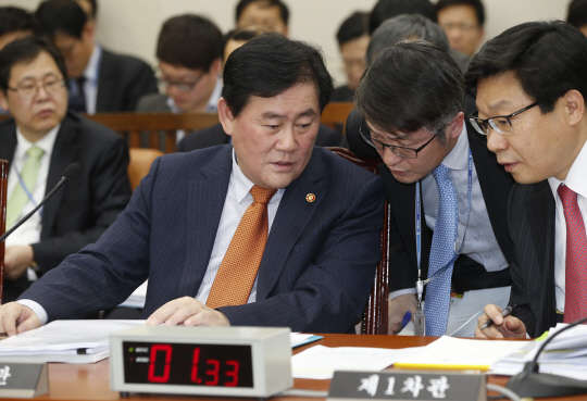 최경환 부총리 겸 기획재정부 장관이 4일 오후 국회에서 열린 기획재정위원회 전체회의에서 관계자와 대화를 하고 있다. 이날 최 부총리는 '증세 없는 복지'에 대한 질문을 받고 "복지에 대한 합의가 이뤄진 뒤 재원 조달 방법을 검토해야 한다"고 말했다.  연합뉴스